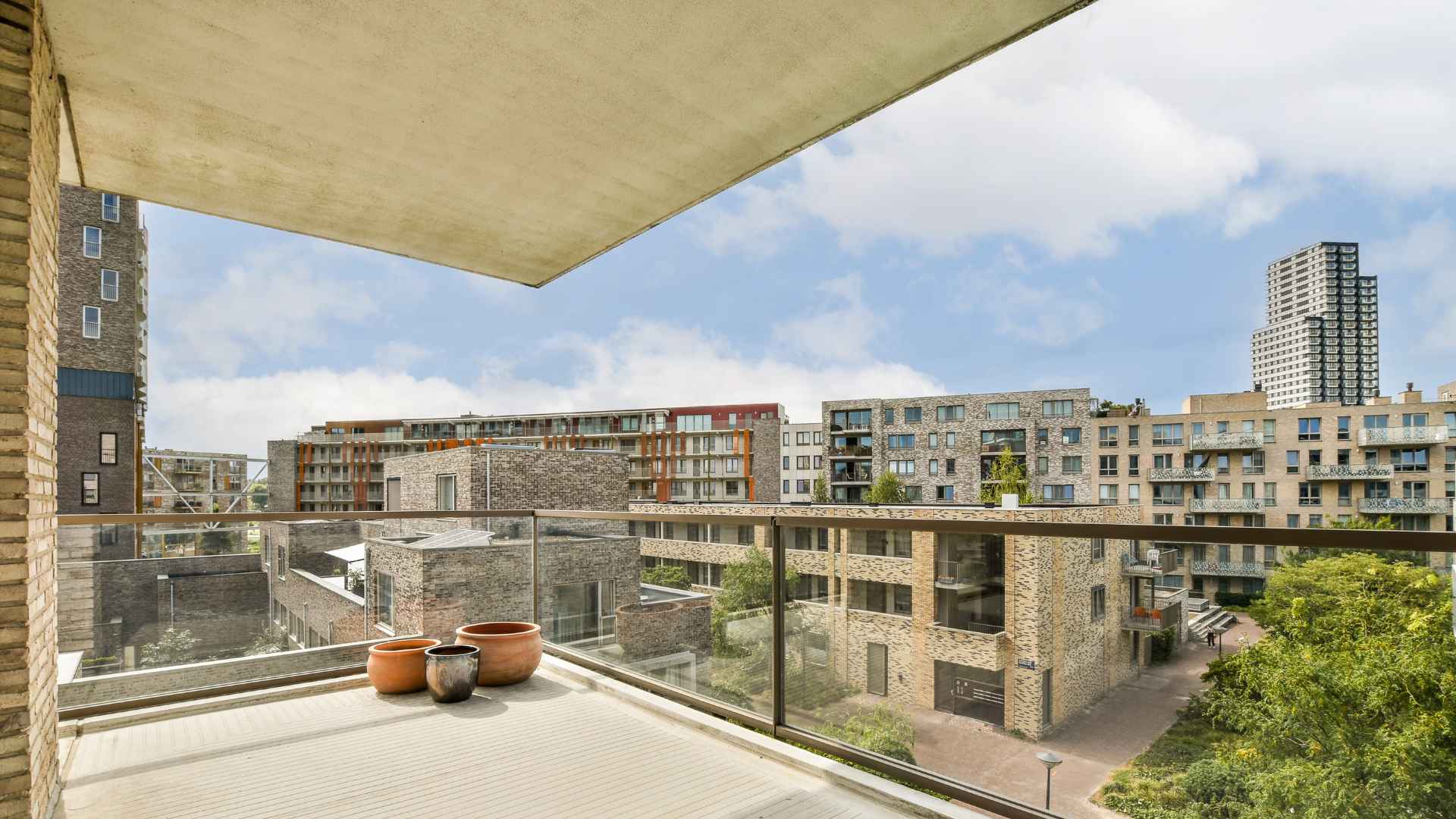 Diferencia entre balcón y terraza: qué son, cómo se usan y por qué importan al elegir un departamento